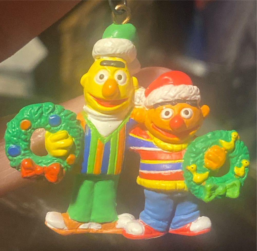 Bert And Ernie Christmas Wreaths Miniature Ornament - Bert And Ernie (Sesame Street) ornament collectible - Main Image 4