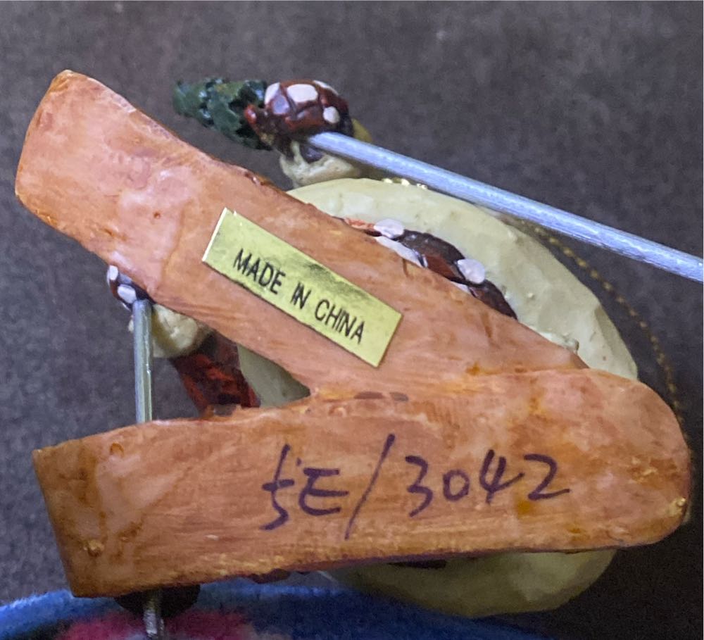 SANTA...AS QUICK AS A FLASH-BOYDS BEARS RESIN CARVERS CHOICE ORNAMENT #370204 - Carver’s Choice - Santa (Boyds Bears) ornament collectible - Main Image 4