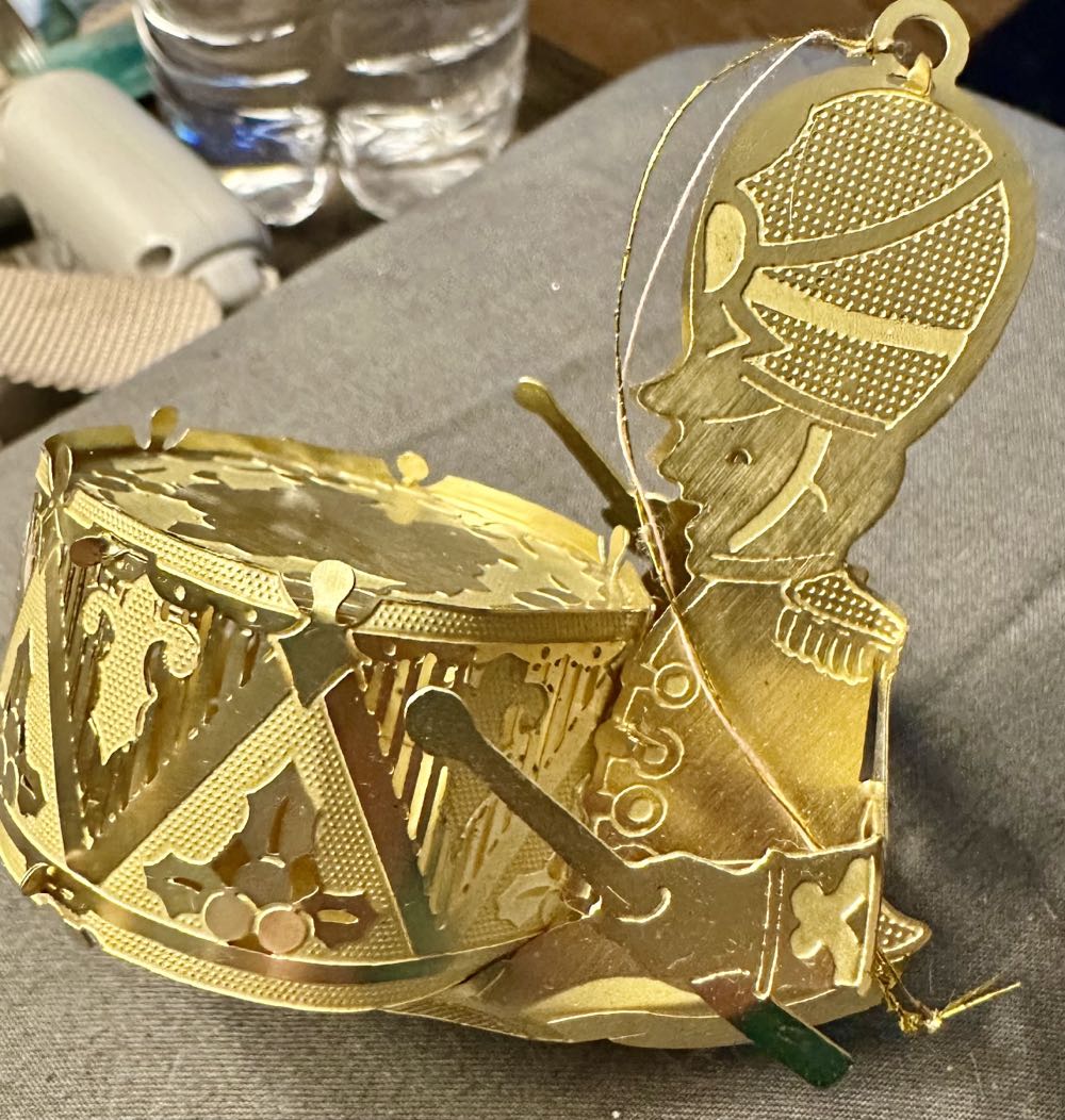 Familt Metal Ornament