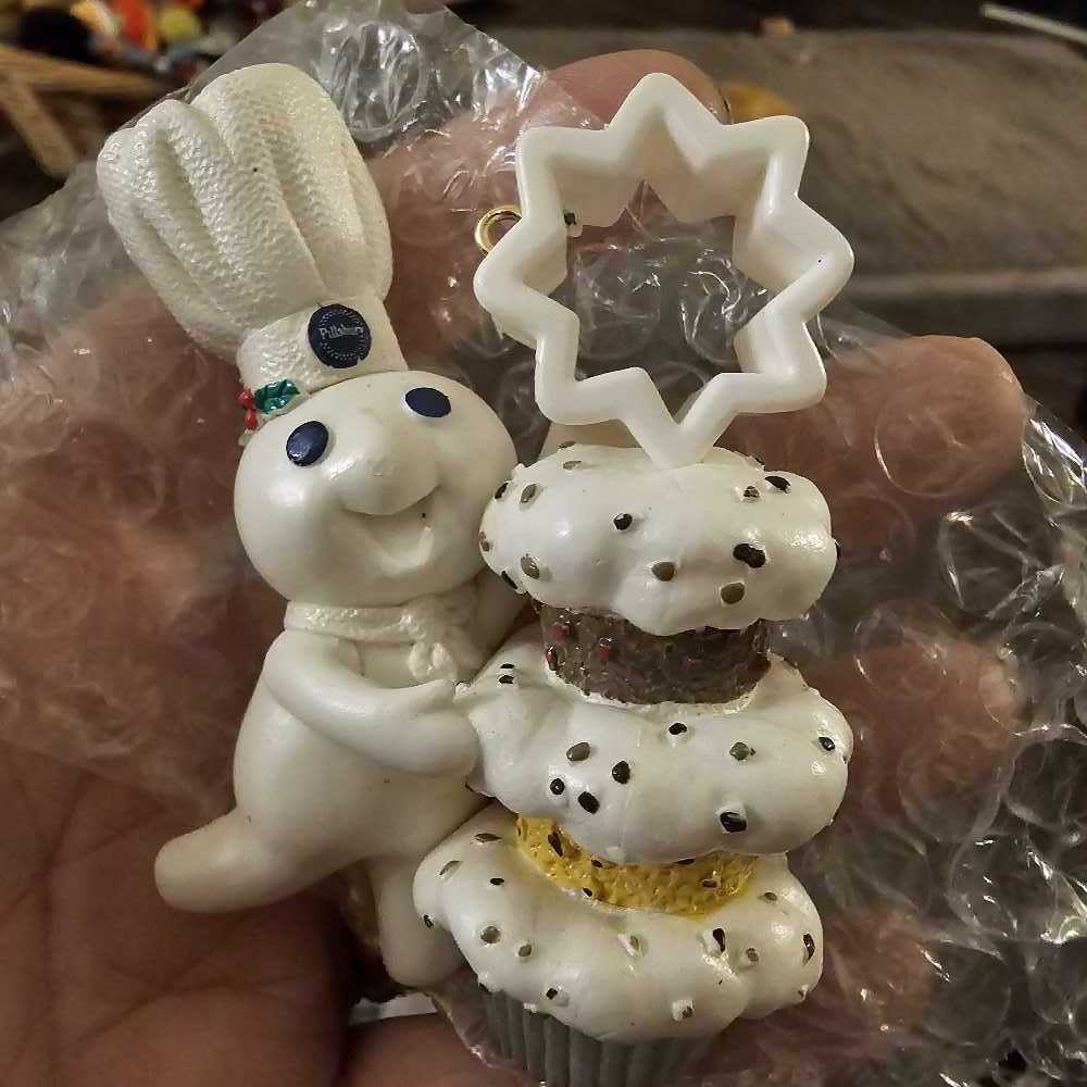 Pillsbury Doughboy With Cupcakes - Pillsbury (Advertising) ornament collectible [Barcode 097013710897] - Main Image 4