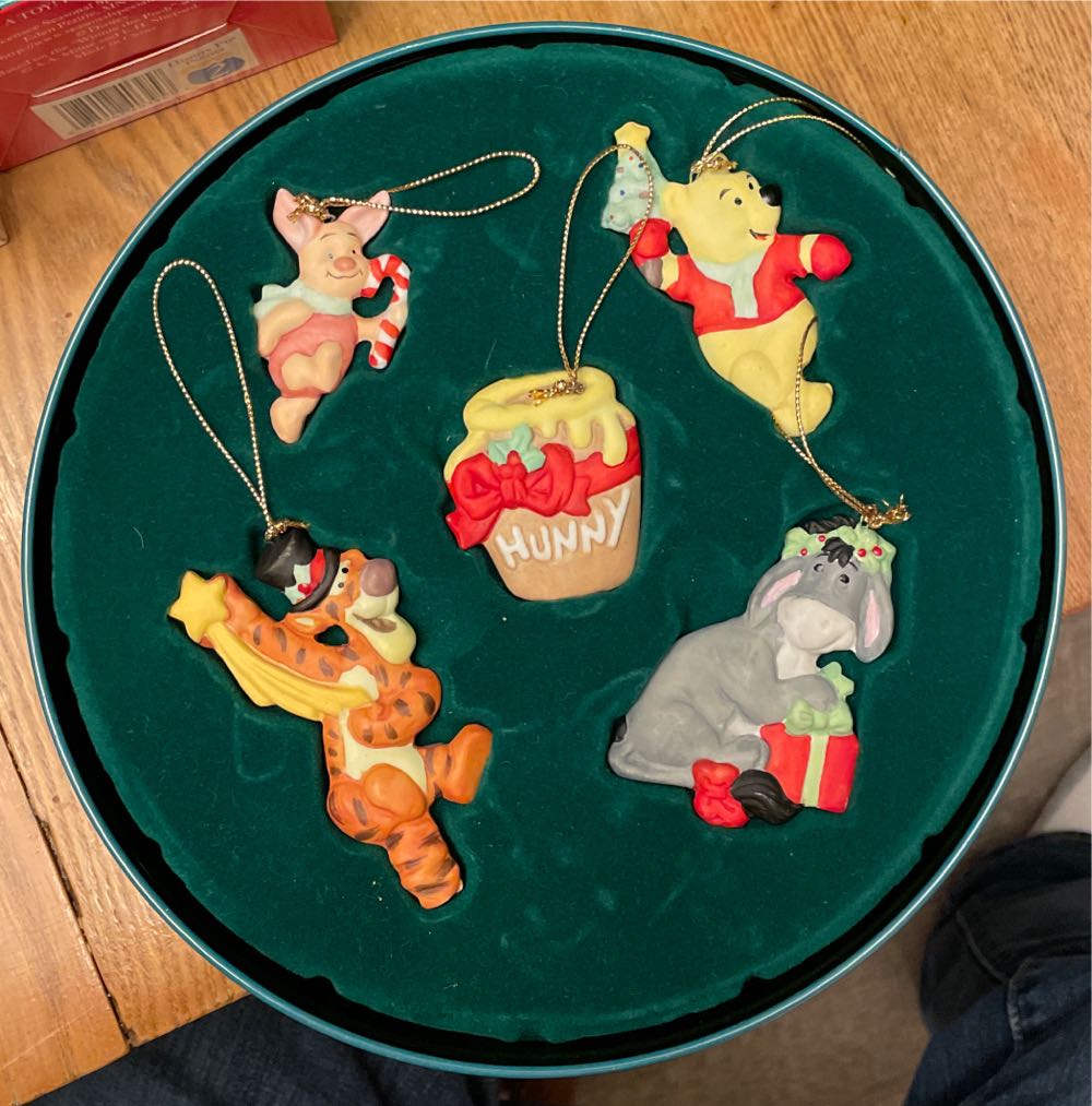 Winnie The Pooh Ceramic Ornaments In Tin - Winnie the Pooh (Disney) ornament collectible [Barcode 400158990633] - Main Image 2
