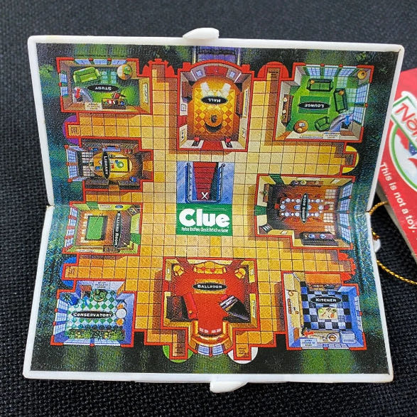 Clue®: CLASSIC GAMES ORNAMENT (Toys R Us Exclusive) - North Pole Classic Games (Hanging Ornament) ornament collectible [Barcode 014397740104] - Main Image 2