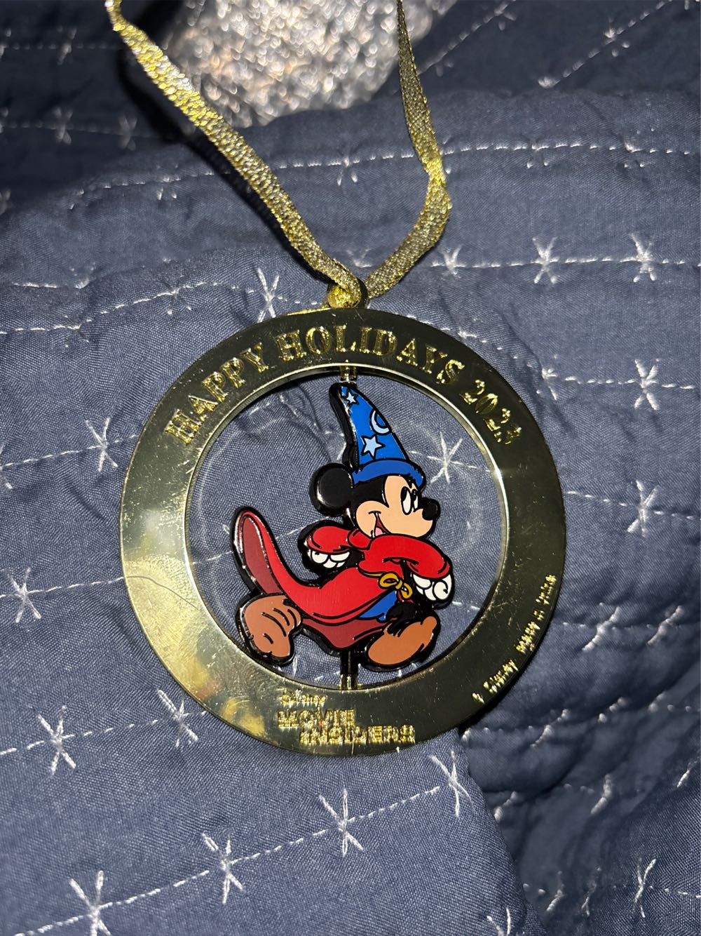 Mickey & Minnie Wrapping Gifts