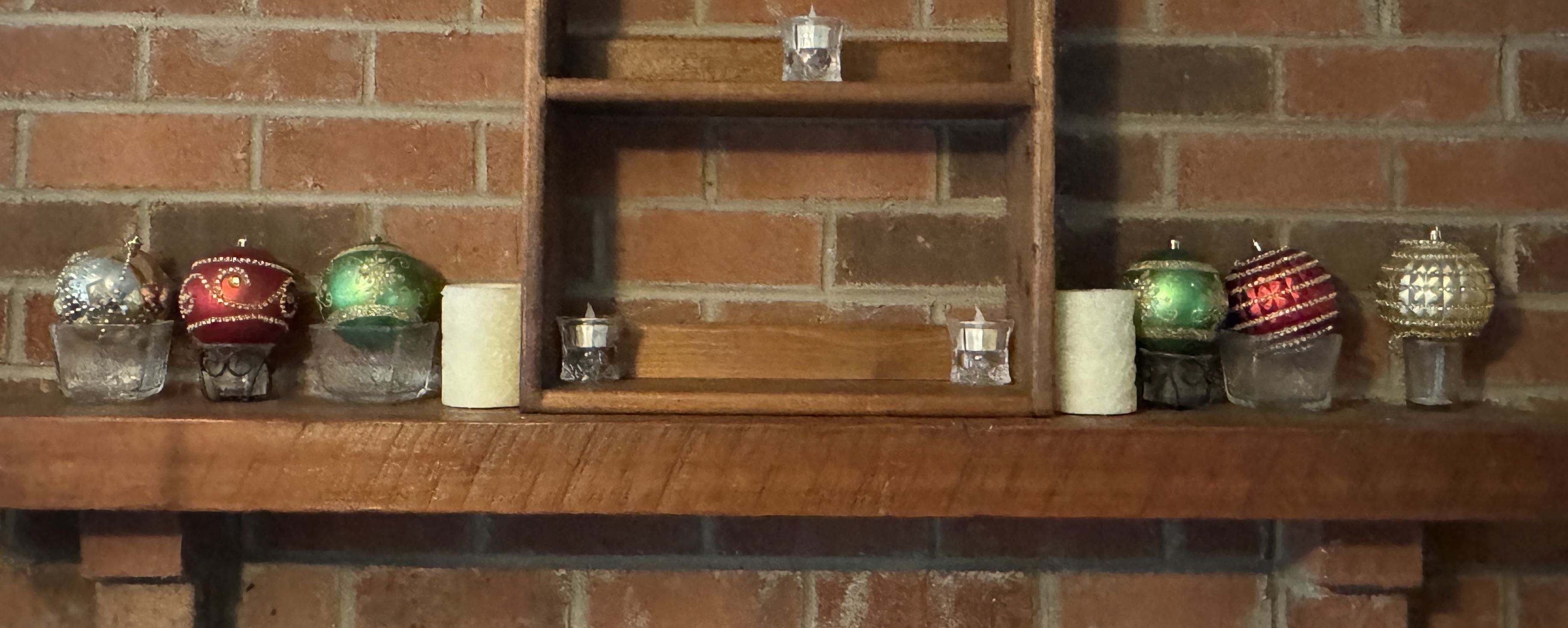 Mantle Garland - Fireplace  ornament collectible - Main Image 2