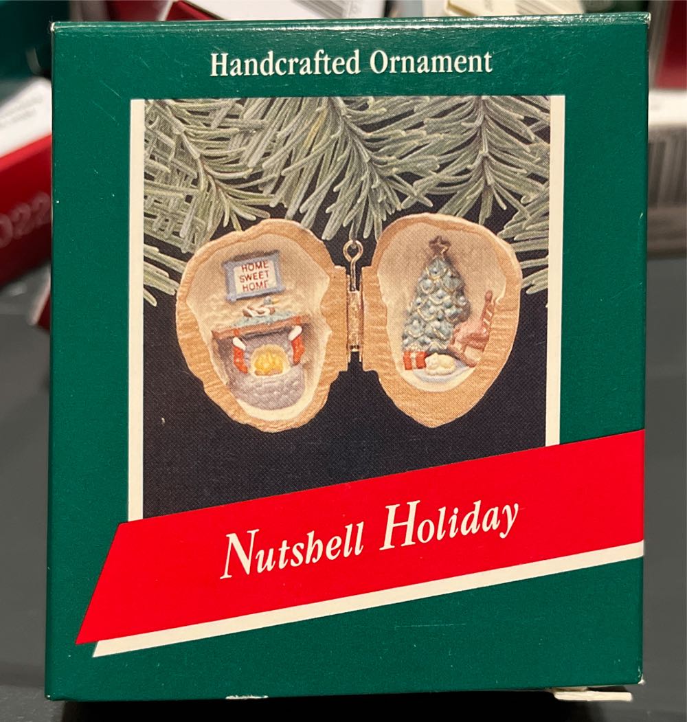 Nutshell Holiday  ornament collectible [Barcode 070000027420] - Main Image 1