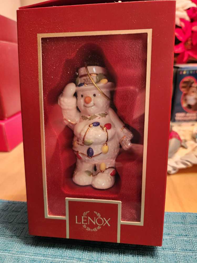 Snowman With Lights Ornament - Lenox Annual Holiday Snowman (Snowman) ornament collectible [Barcode 194372029322] - Main Image 2