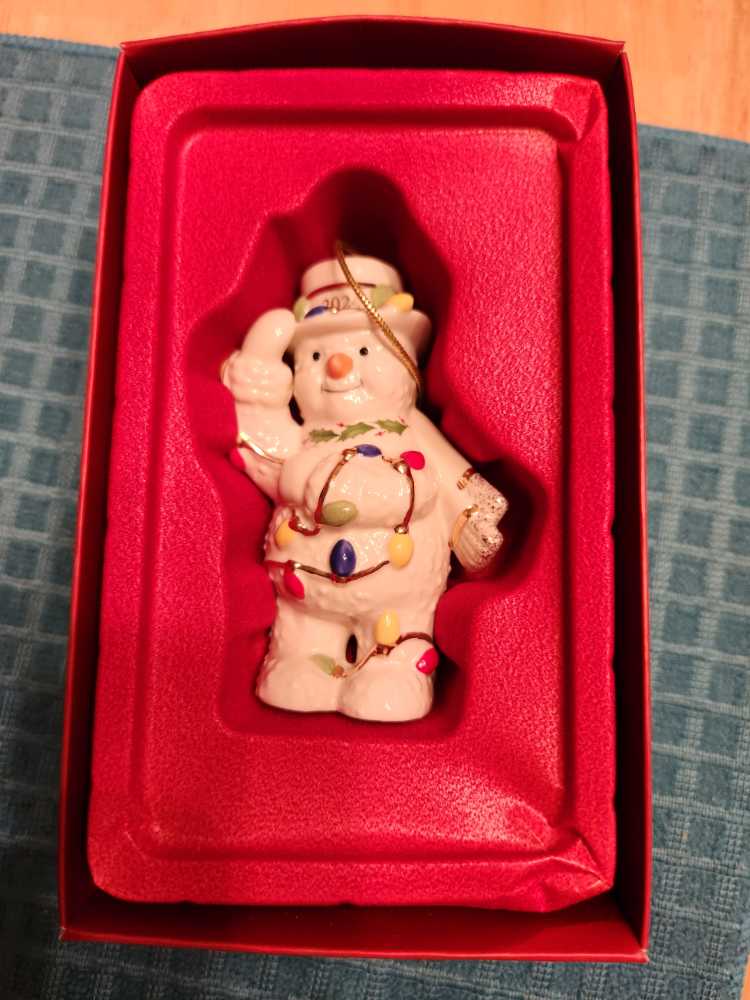 Snowman With Lights Ornament - Lenox Annual Holiday Snowman (Snowman) ornament collectible [Barcode 194372029322] - Main Image 3