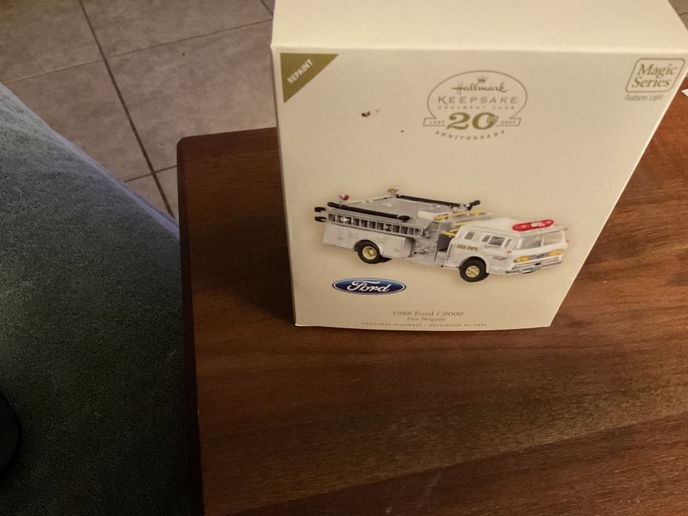 Repaint 1988 Ford C8000 ornament collectible - Main Image 1