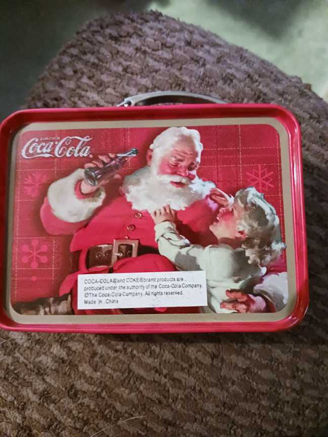 Coca-Cola Ornament Lunch Box Tin Santa With Little Girl 2007 - Coca-Cola hanging tin lunch box mini (Coca-Cola Ornament) ornament collectible - Main Image 2