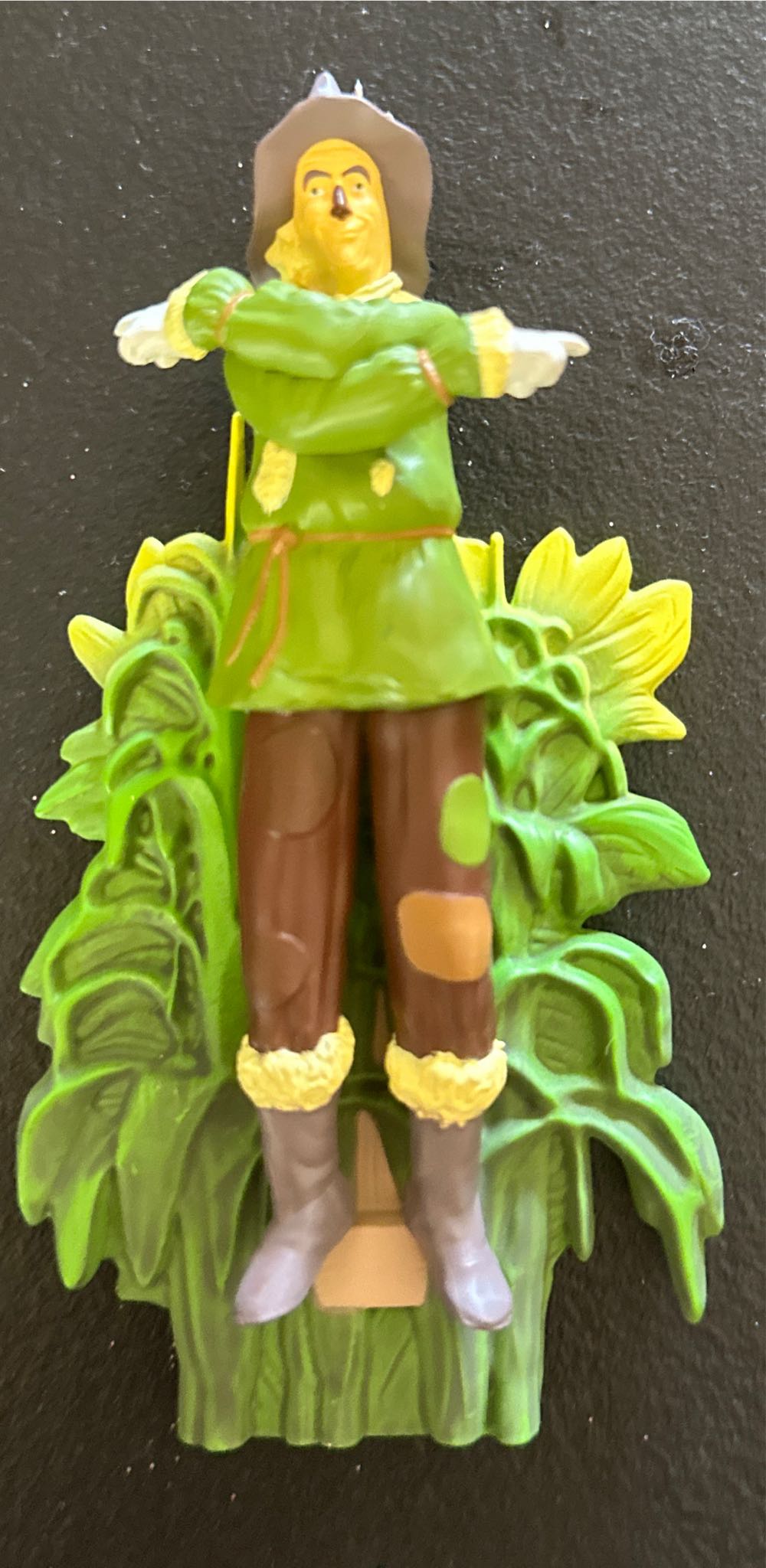 Oz - Scarecrow: “SCARECROW” - The Wizard of Oz - Off to See the Wizard (Hanging Ornament) ornament collectible [Barcode 661127024166] - Main Image 4