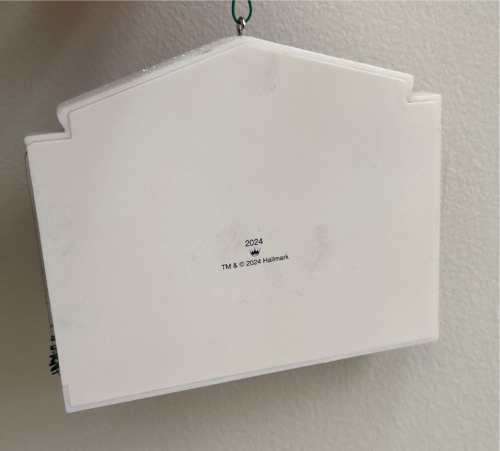 Christmas Memories - Family (Hallmark) ornament collectible [Barcode 661127023510] - Main Image 2