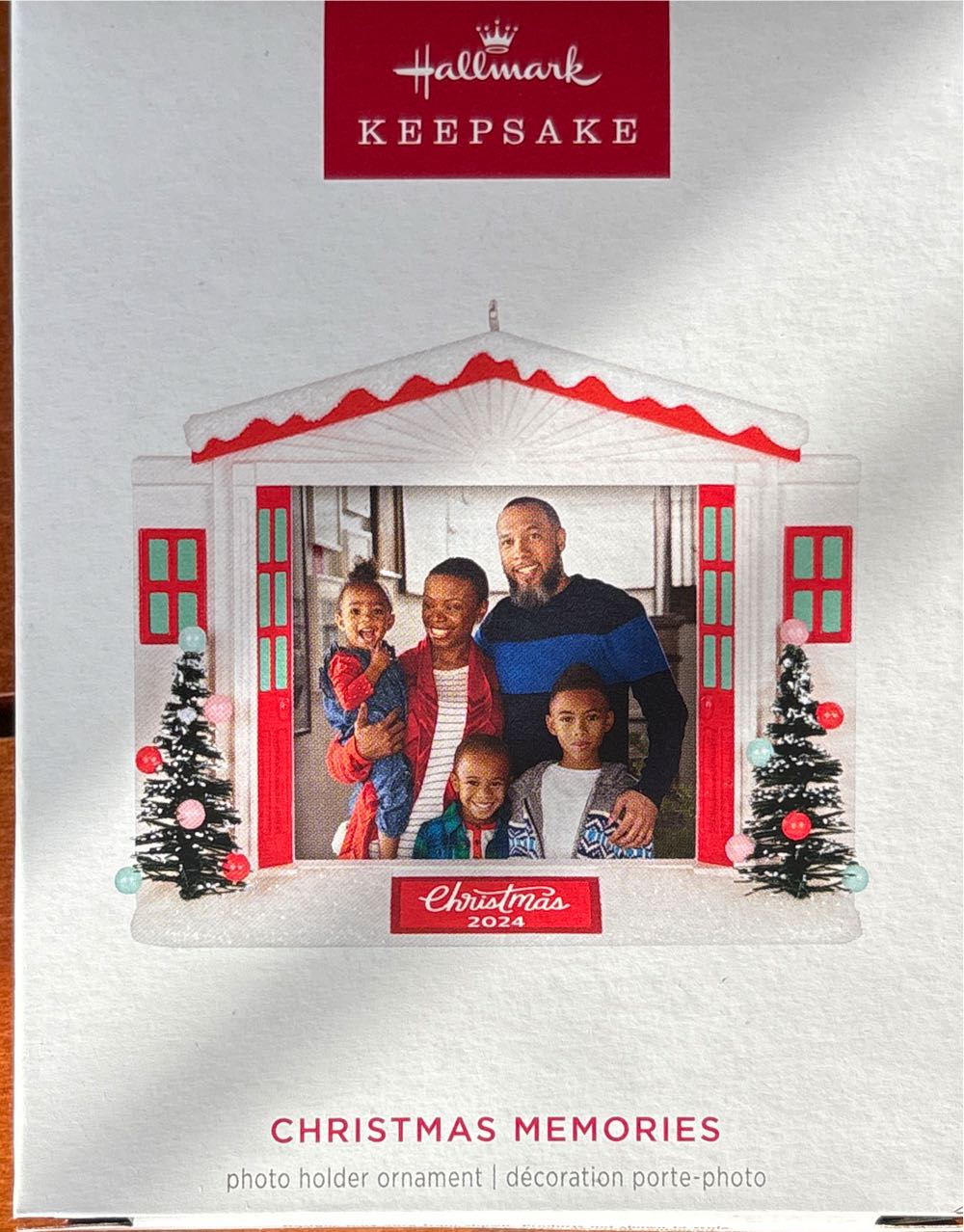 Christmas Memories - Family (Hallmark) ornament collectible [Barcode 661127023510] - Main Image 3