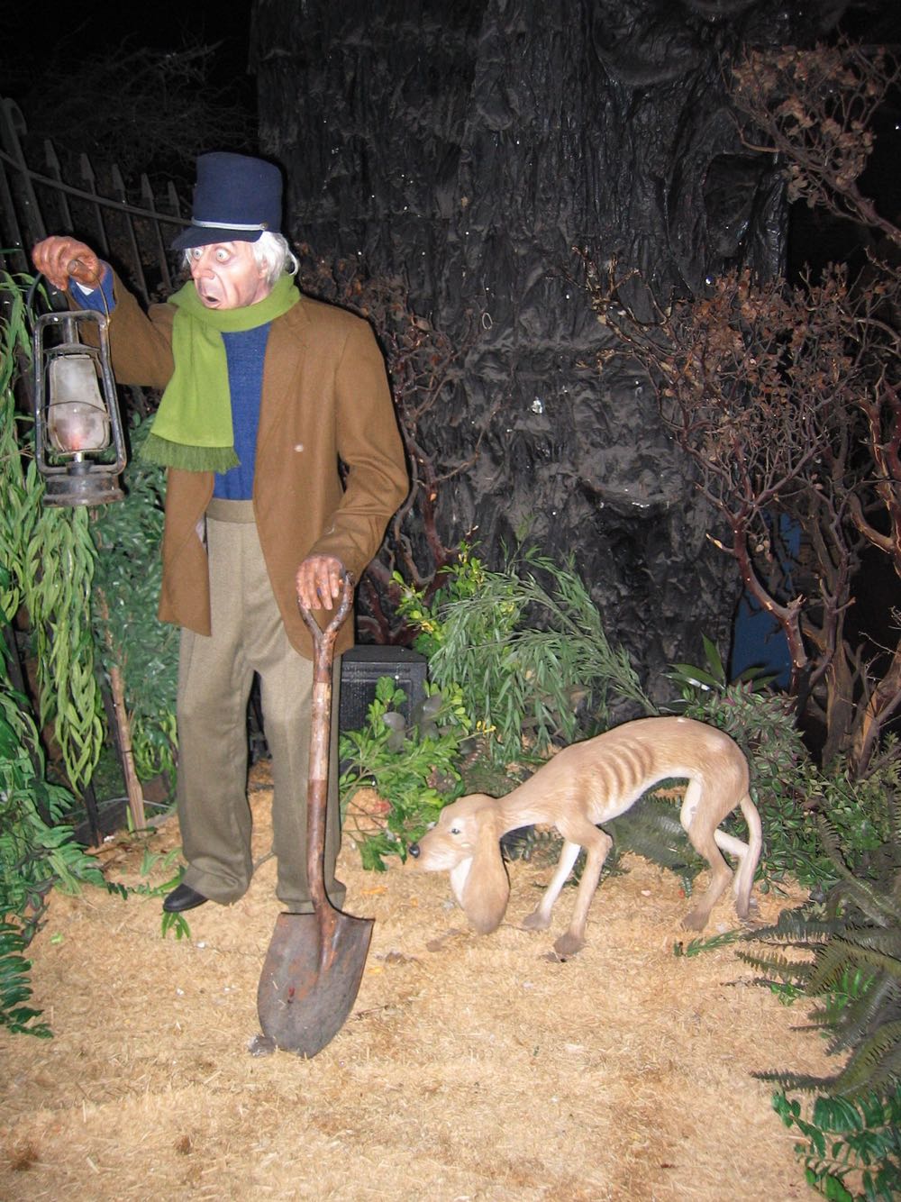 Haunted Mansion: The CARETAKER & HIS DOG - Disney the Haunted Mansion Collection (MAGIC: Interactive Light & Sound) ornament collectible [Barcode 661127022384] - Main Image 4