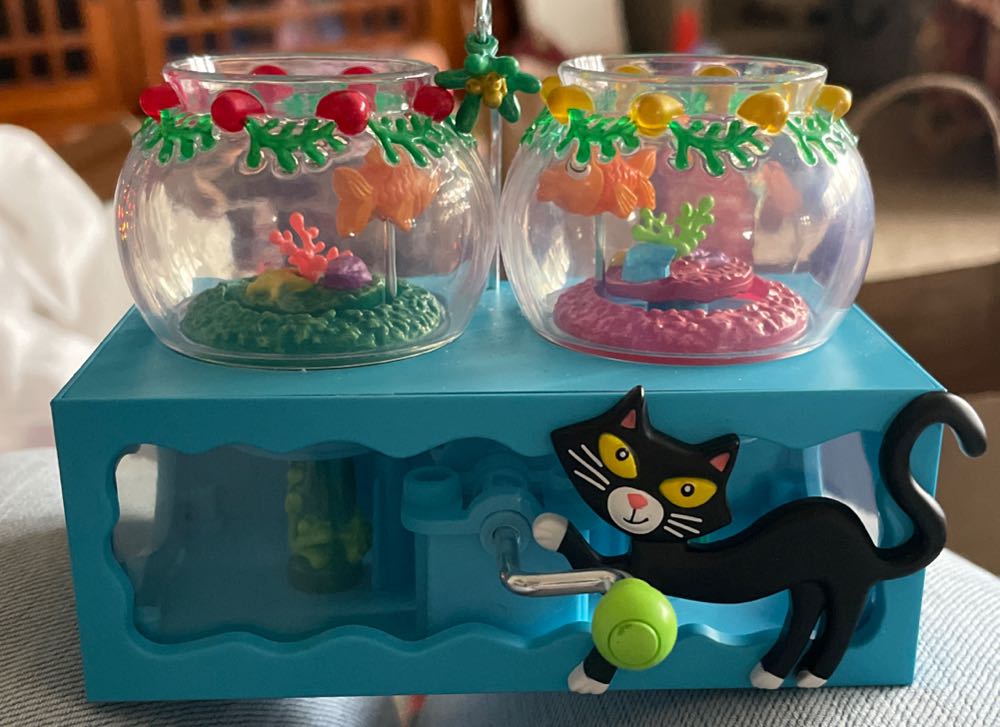 Mistletoe Fishmas - Cats (Love) ornament collectible [Barcode 661127023633] - Main Image 3