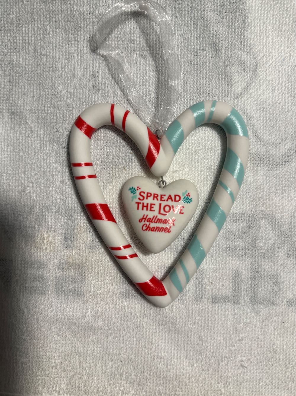 Hallmark Channel - Spread The Love - Hallmark Channel (Heart, Hallmark Channel) ornament collectible [Barcode 661127023824] - Main Image 3