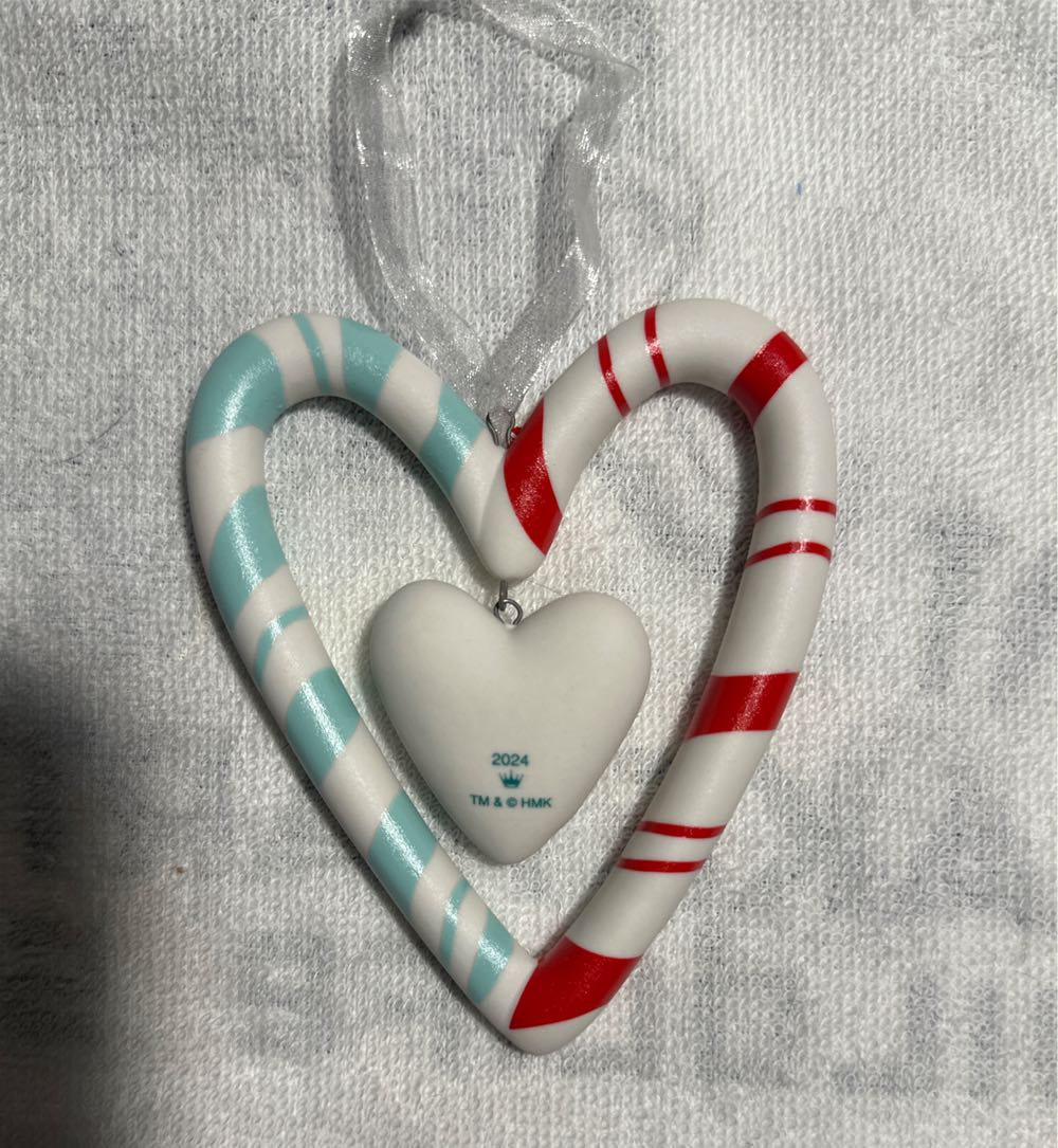Hallmark Channel - Spread The Love - Hallmark Channel (Heart, Hallmark Channel) ornament collectible [Barcode 661127023824] - Main Image 4