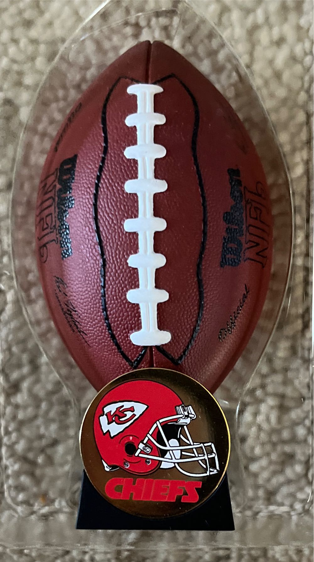 Hallmark Keepsake. Fall. Nfl Collection. 2000. Kansas City Chiefs. Designed By Bob Siedler. - NFL Collection (Kansas City Chiefs) ornament collectible - Main Image 2