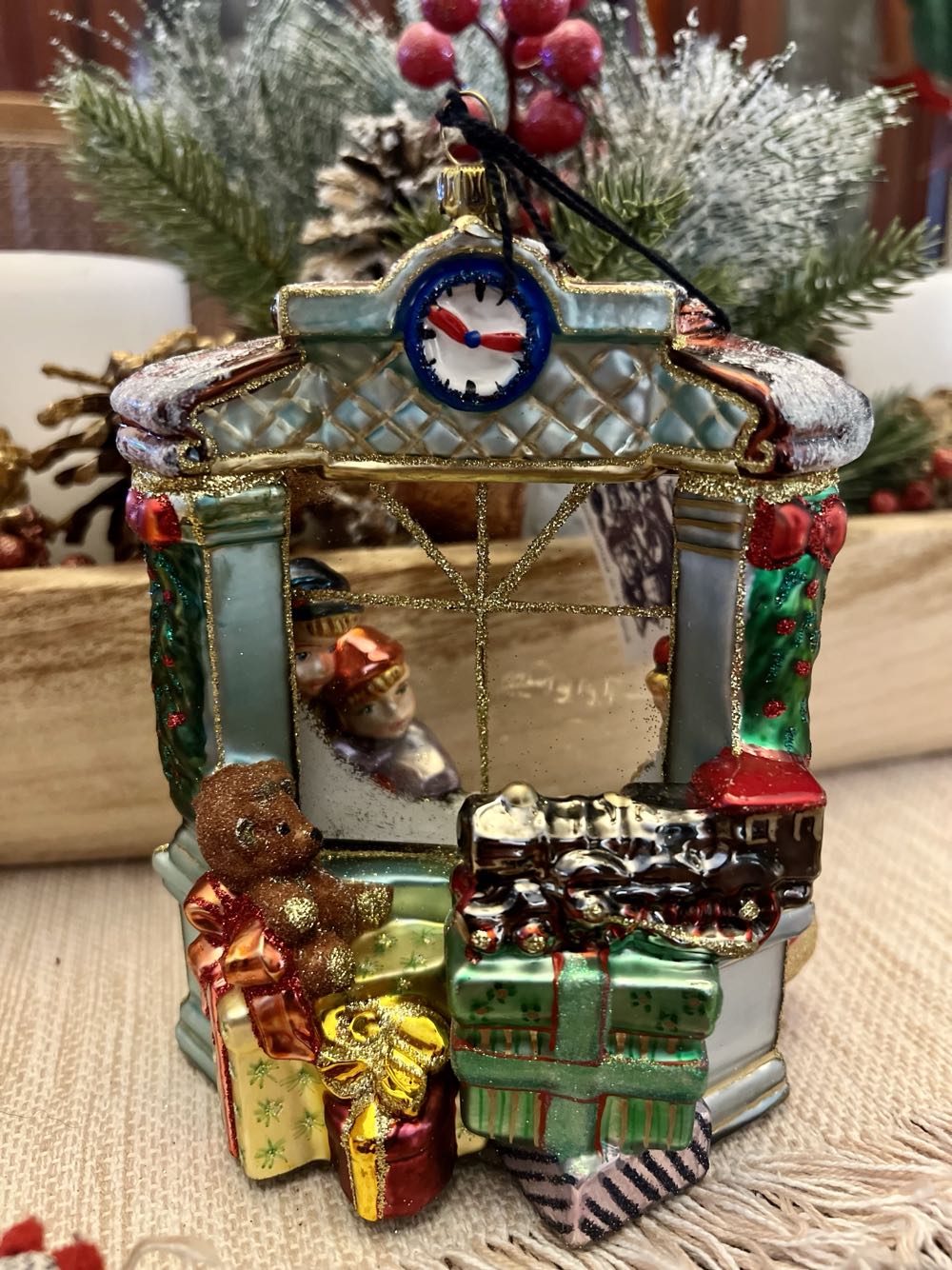 Santa’s Workshop/Witryna - Kolekcja Wiktorianska / Victorian Collection ornament collectible - Main Image 3