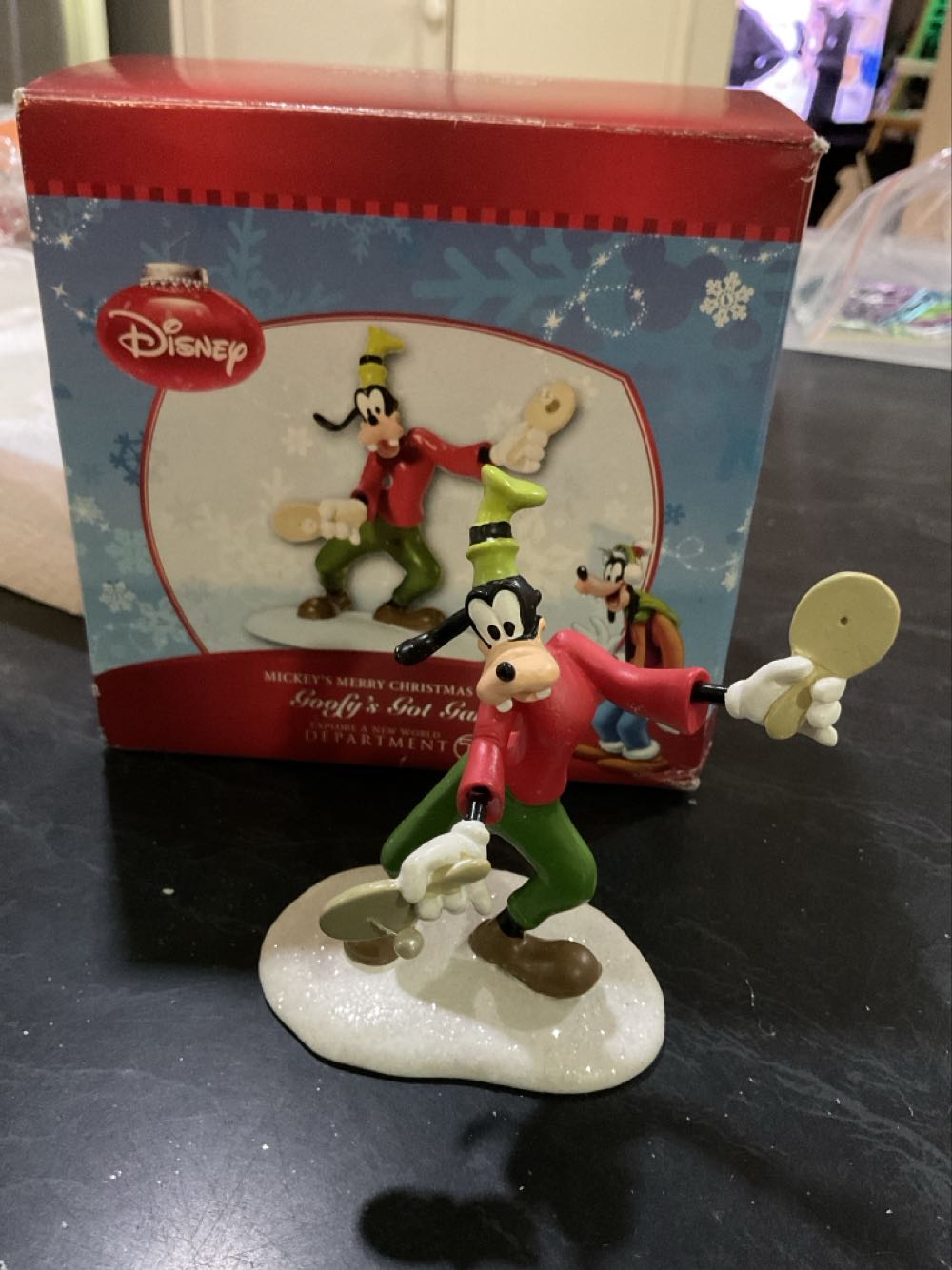 Goofy’s Got Game - Mickey’s Merry Christmas Village ornament collectible - Main Image 2