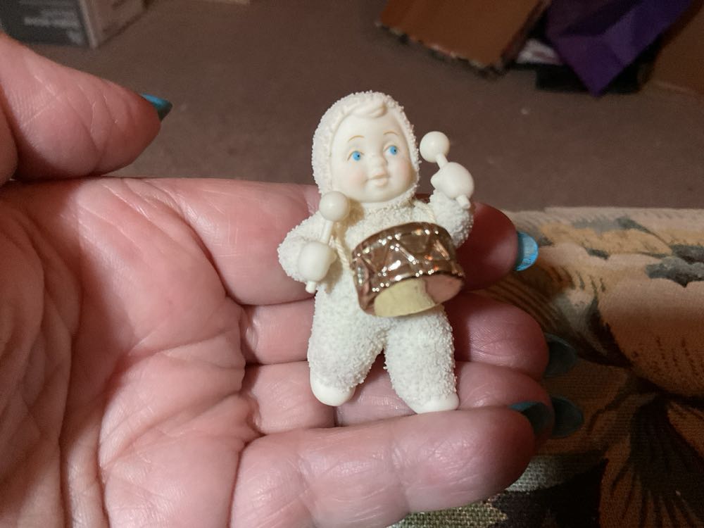 Pinecone Elf - Skiing