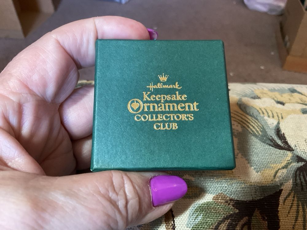 Pin Keepsake Ornament Collectors Club  ornament collectible - Main Image 2