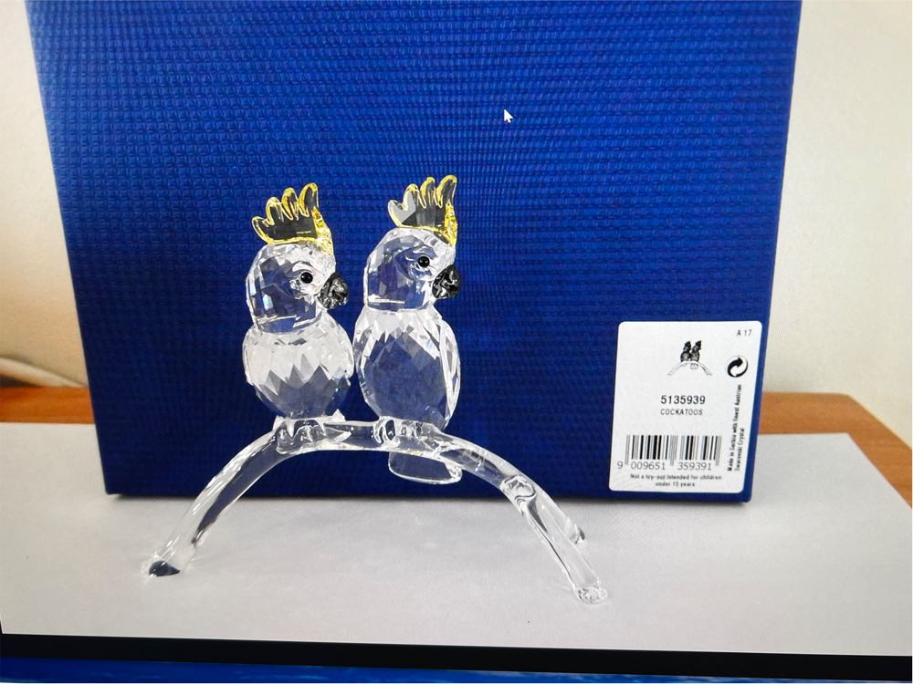 Cockatoos Swarovski 513939  ornament collectible [Barcode 9009651359391] - Main Image 2
