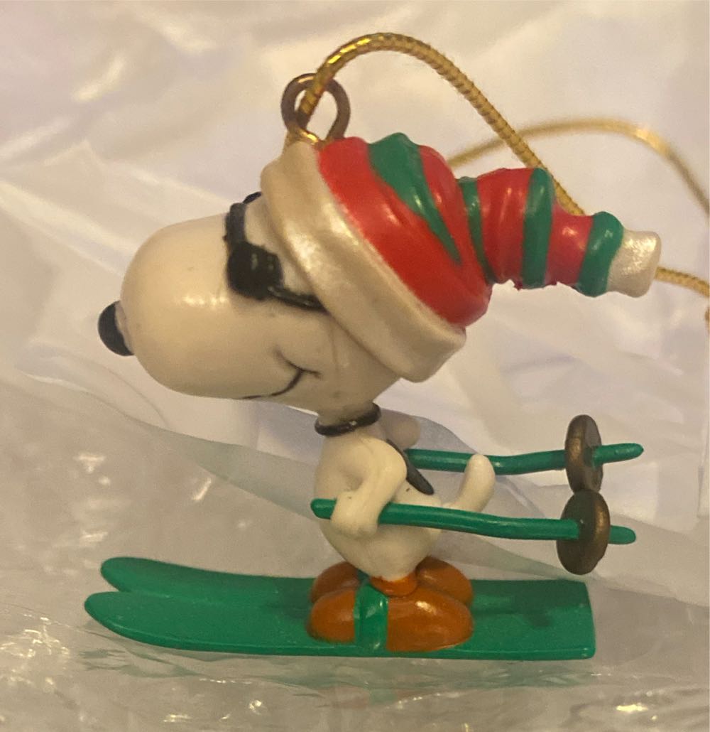 Peanuts Miniature Snoopy On Skis - Snoopy (Peanuts) ornament collectible - Main Image 2