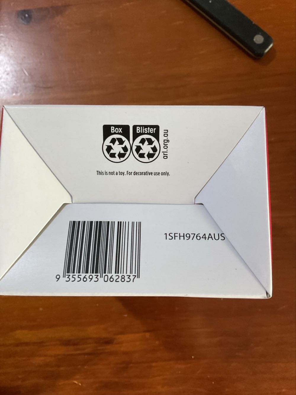 Gizmo In Santa Hat - Gremlins ornament collectible [Barcode 9355693062837] - Main Image 2