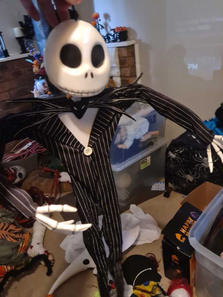 Frosted White Balls With White Glitter Icicles