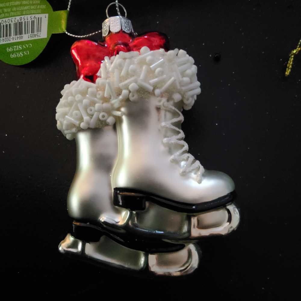 Yarn Triangle With Bird And Seed