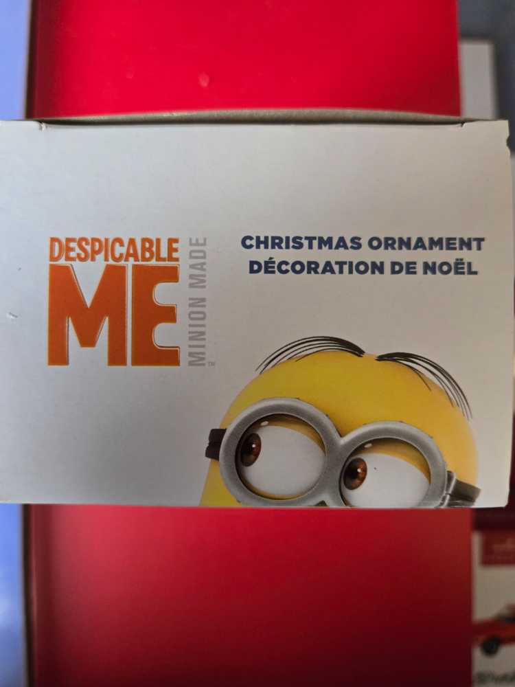 Despicable Me - Minion with Wreath - Despicable Me ornament collectible - Main Image 3