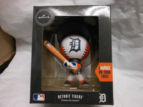 Frosted White Balls With White Glitter Icicles