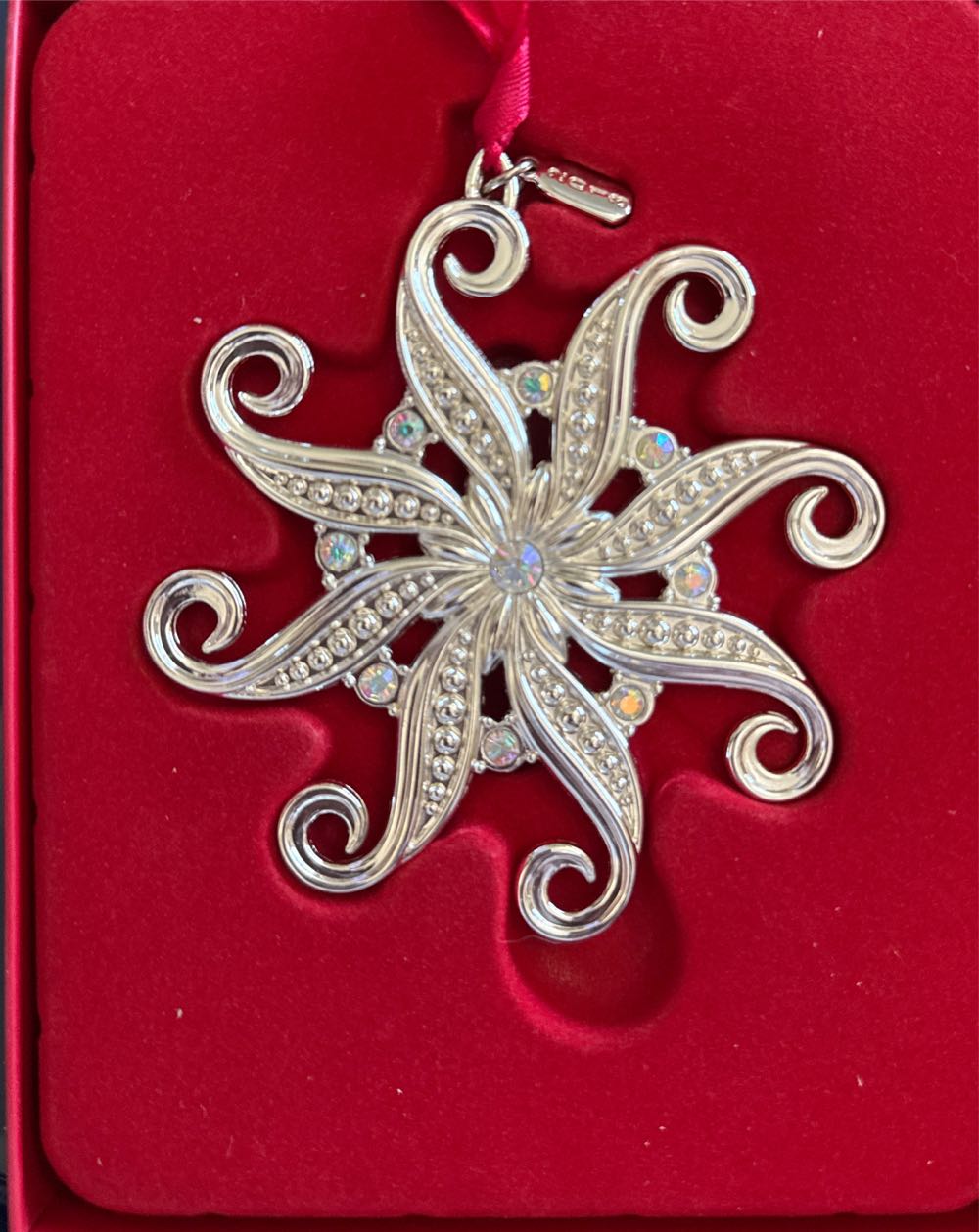 Lenox 2013 Snow Majesty 3.5 Inch Snowflake - Snow Majesty (Snowflake) ornament collectible [Barcode 882864451859] - Main Image 3