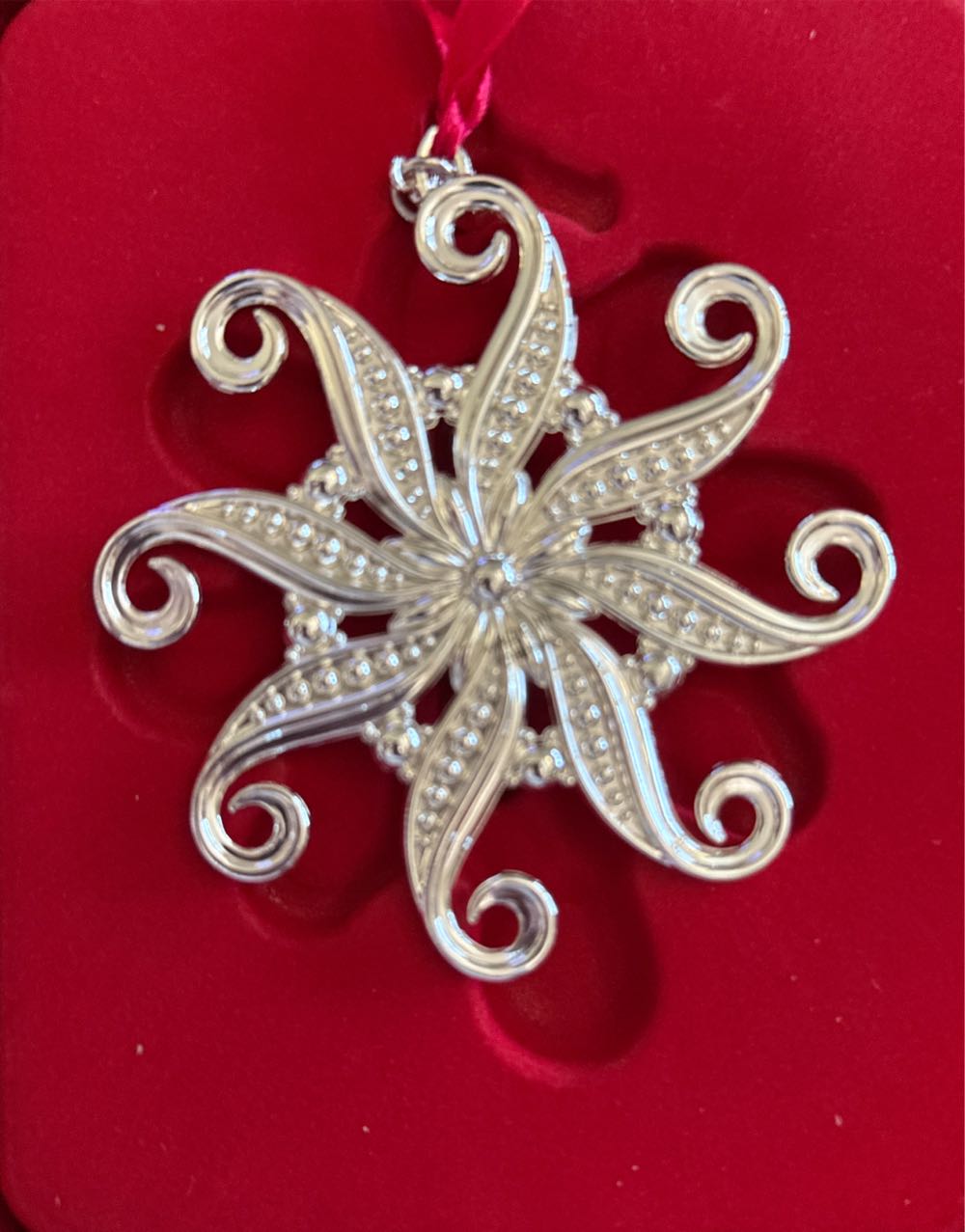 Lenox 2013 Snow Majesty 3.5 Inch Snowflake - Snow Majesty (Snowflake) ornament collectible [Barcode 882864451859] - Main Image 4