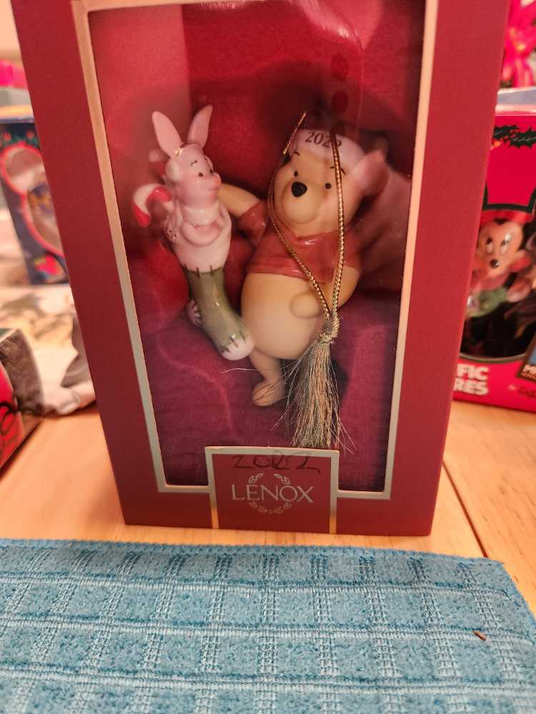 Winnie The Pooh’s Christmas Surprise Ornament - Winnie The Pooh (Winnie the Pooh) ornament collectible [Barcode 194372019972] - Main Image 2