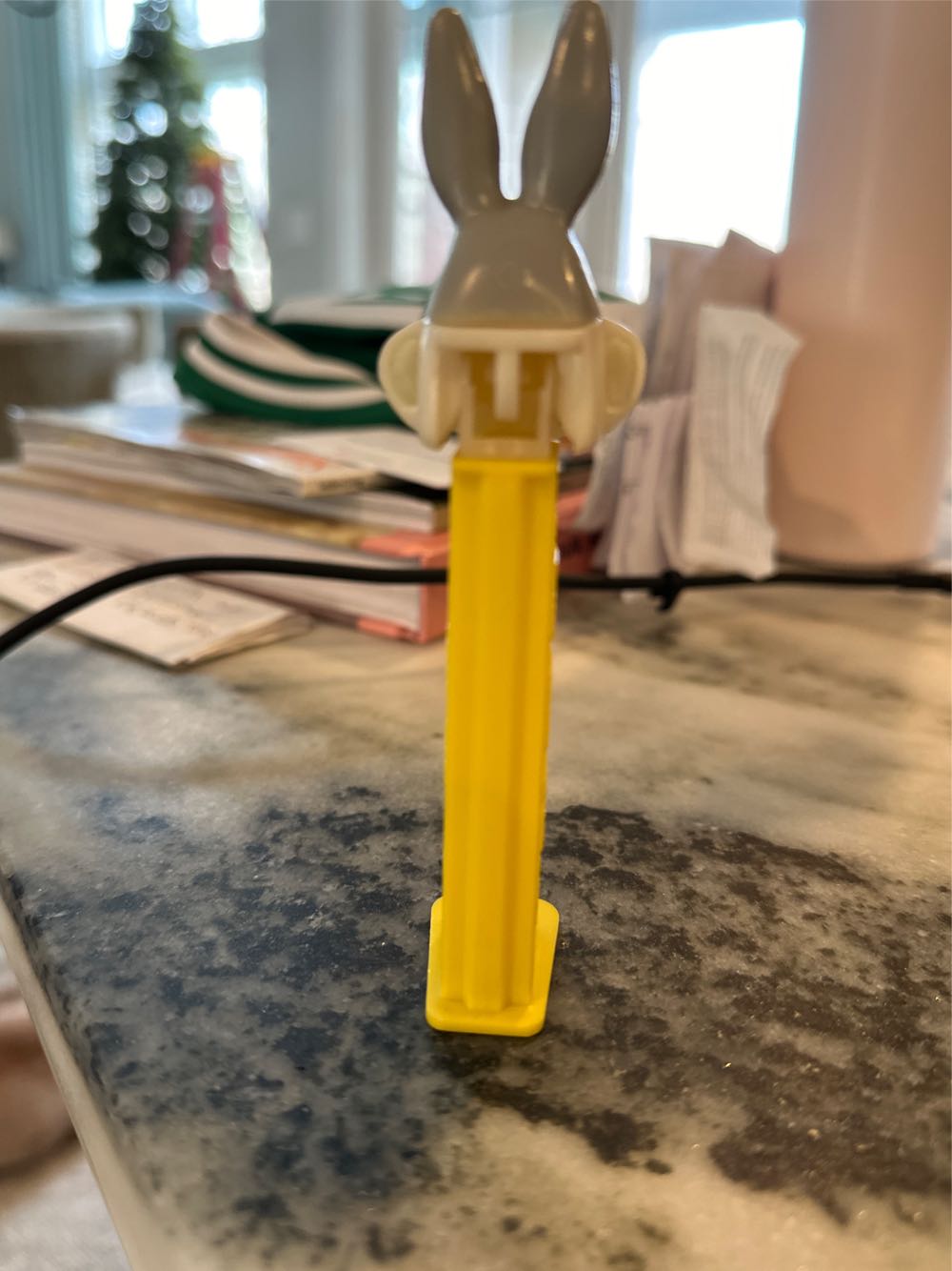 Looney Tunes - Bugs Bunny B - Looney Tunes pez collectible - Main Image 3