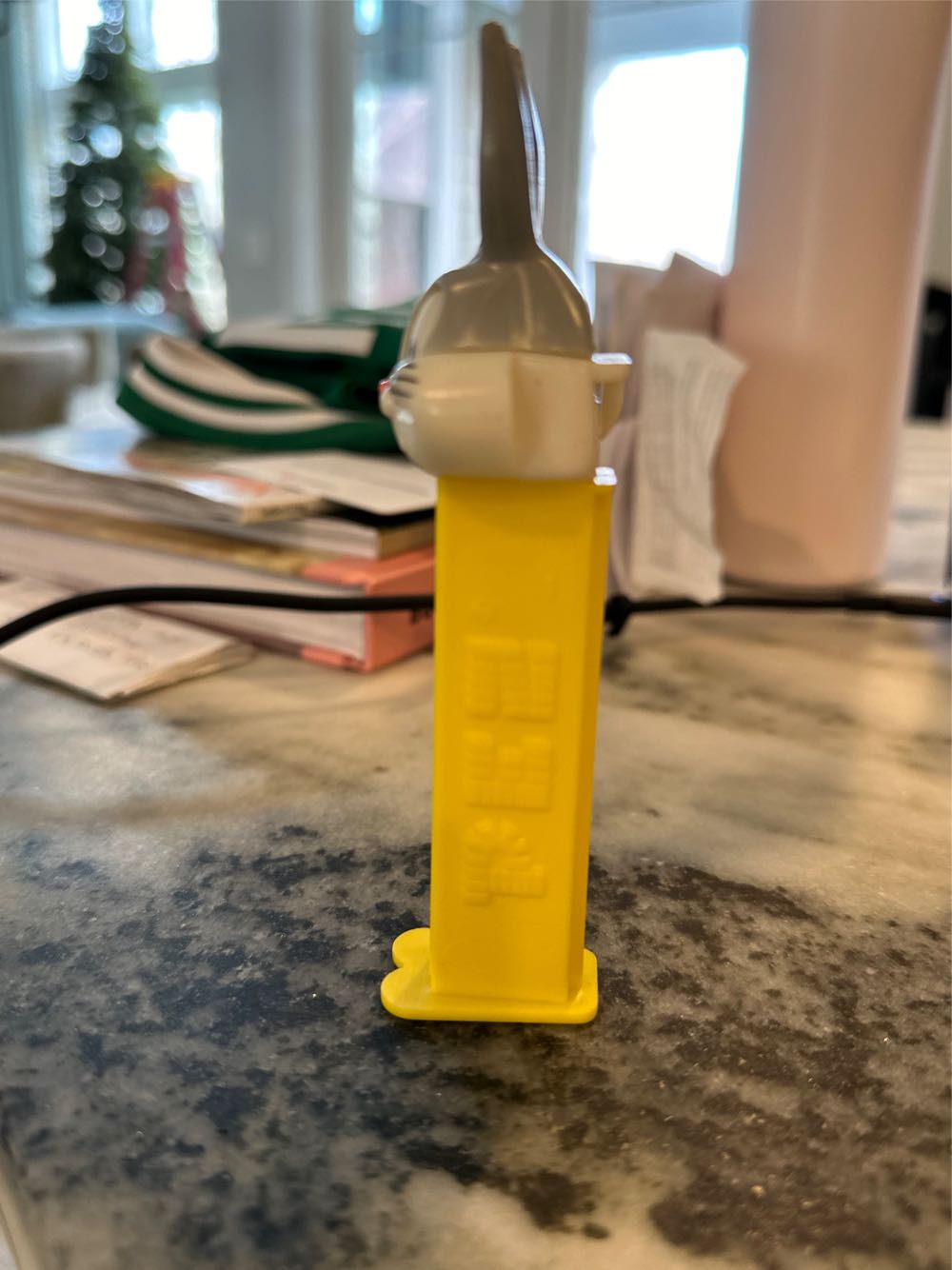 Looney Tunes - Bugs Bunny B - Looney Tunes pez collectible - Main Image 4