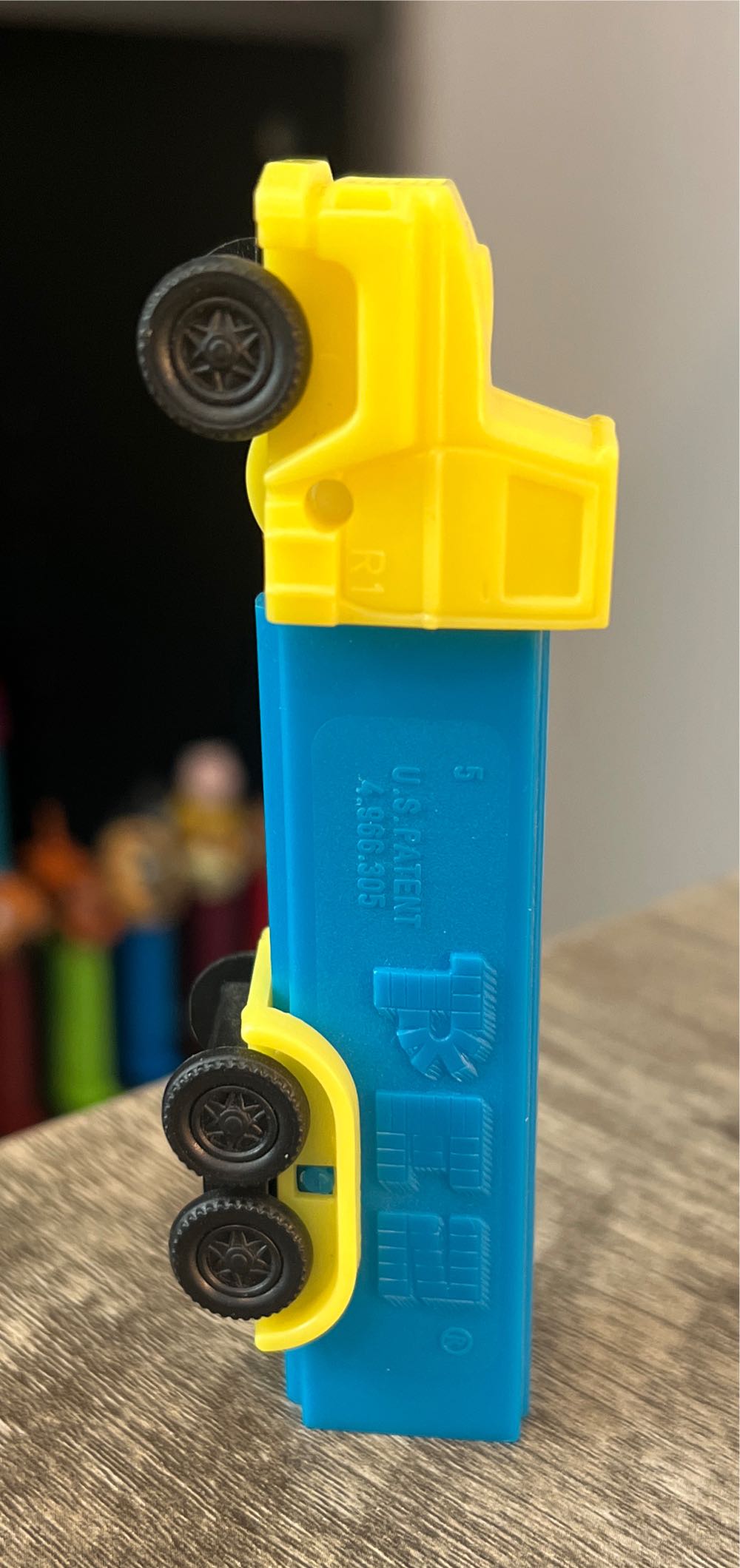 Truck D R2 Blue/Green  - PEZ Originals pez collectible - Main Image 2