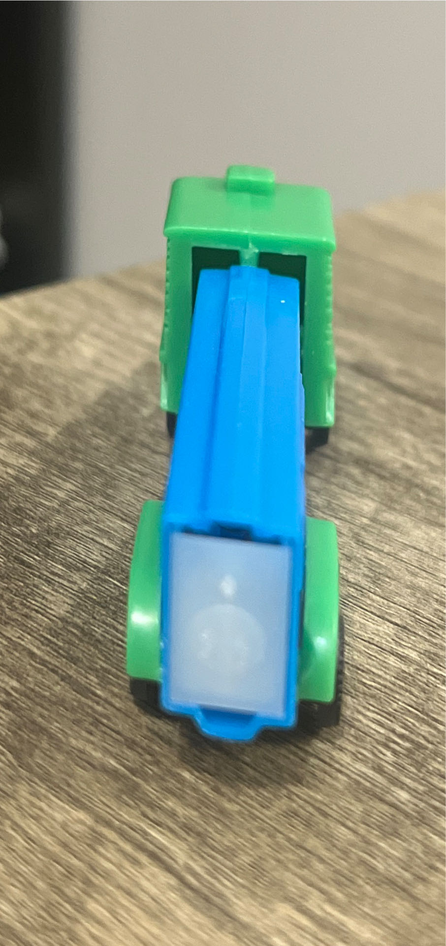 Truck D R4 Yellow/Red - PEZ Originals pez collectible - Main Image 4