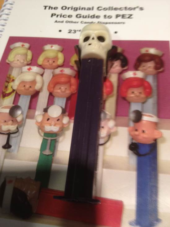 Halloween - Skull A - Holidays pez collectible - Main Image 2