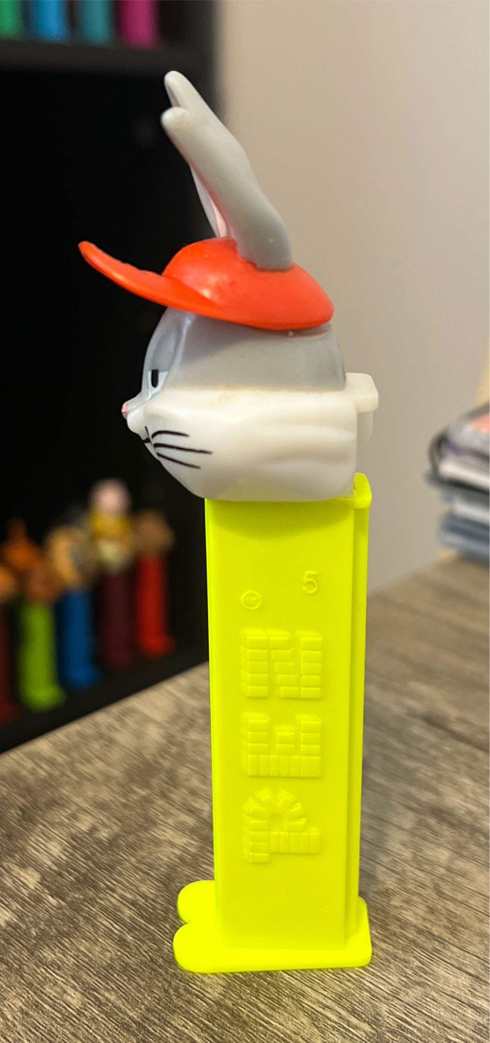 Bugs Bunny A “Cheeky Bugs” - Looney Tunes-Cool Looney Tunes pez collectible - Main Image 3