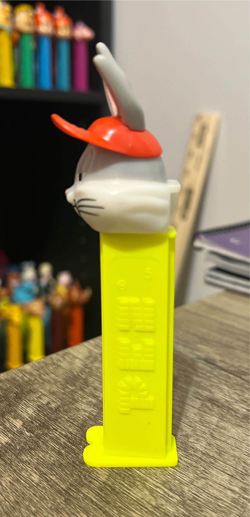 Bugs Bunny A “Cheeky Bugs” - Looney Tunes-Cool Looney Tunes pez collectible - Main Image 4