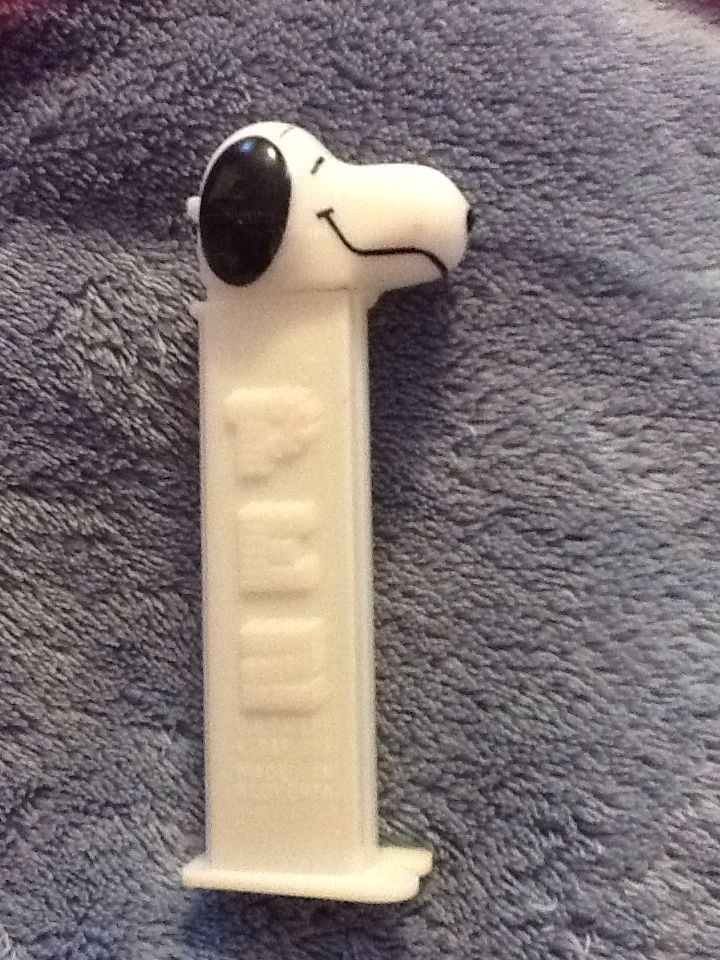 Snoopy (2) - Peanuts S1 (complete) pez collectible - Main Image 2