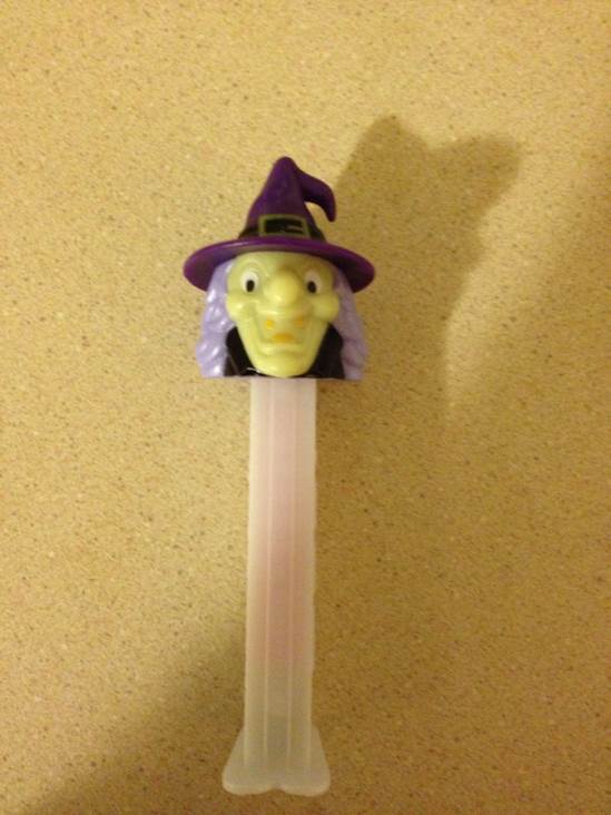Witch - Halloween pez collectible - Main Image 2