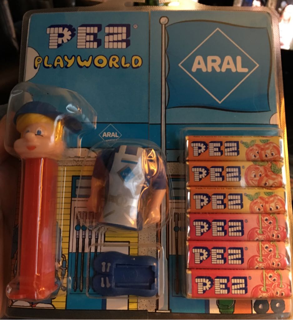 Pez Boys - Aral w/ Yellow Hair - Playworld pez collectible - Main Image 2