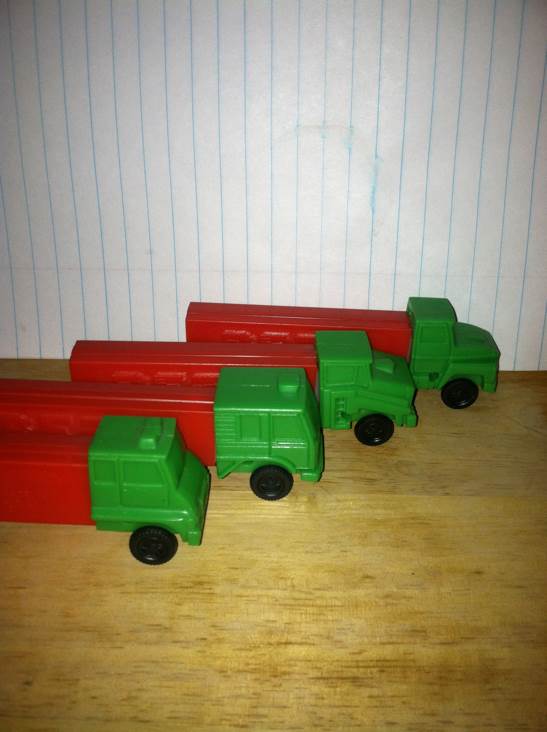 Trucks Green Cab/Red - Trucks pez collectible - Main Image 2