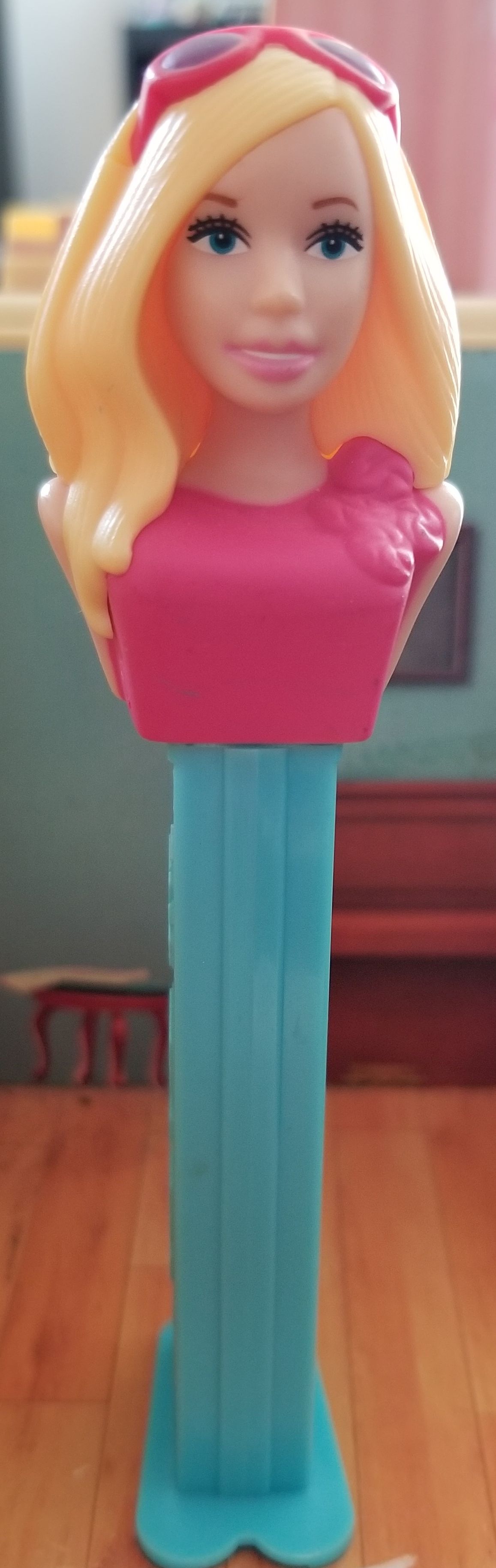 Pink Top Glasses - Barbie pez collectible - Main Image 3