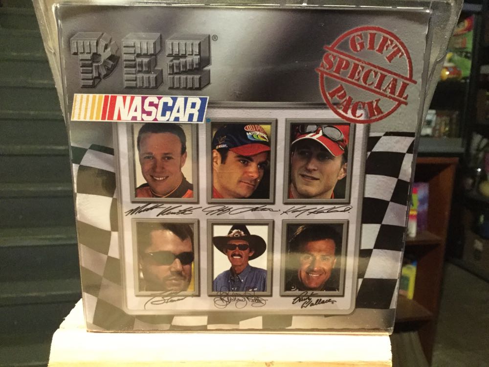 NASCAR - Daytona 500 Truck E1 - Holidays pez collectible - Main Image 2