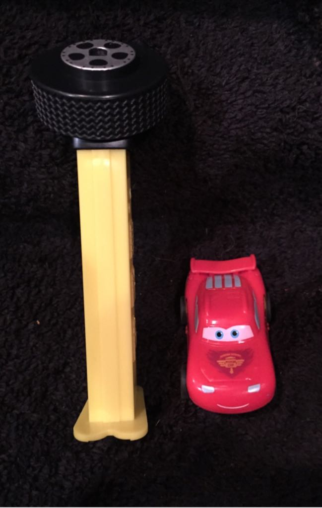 Cars 2 Pull & Go - Lightning McQueen - Movies & TV - Disney/Pixar pez collectible - Main Image 2