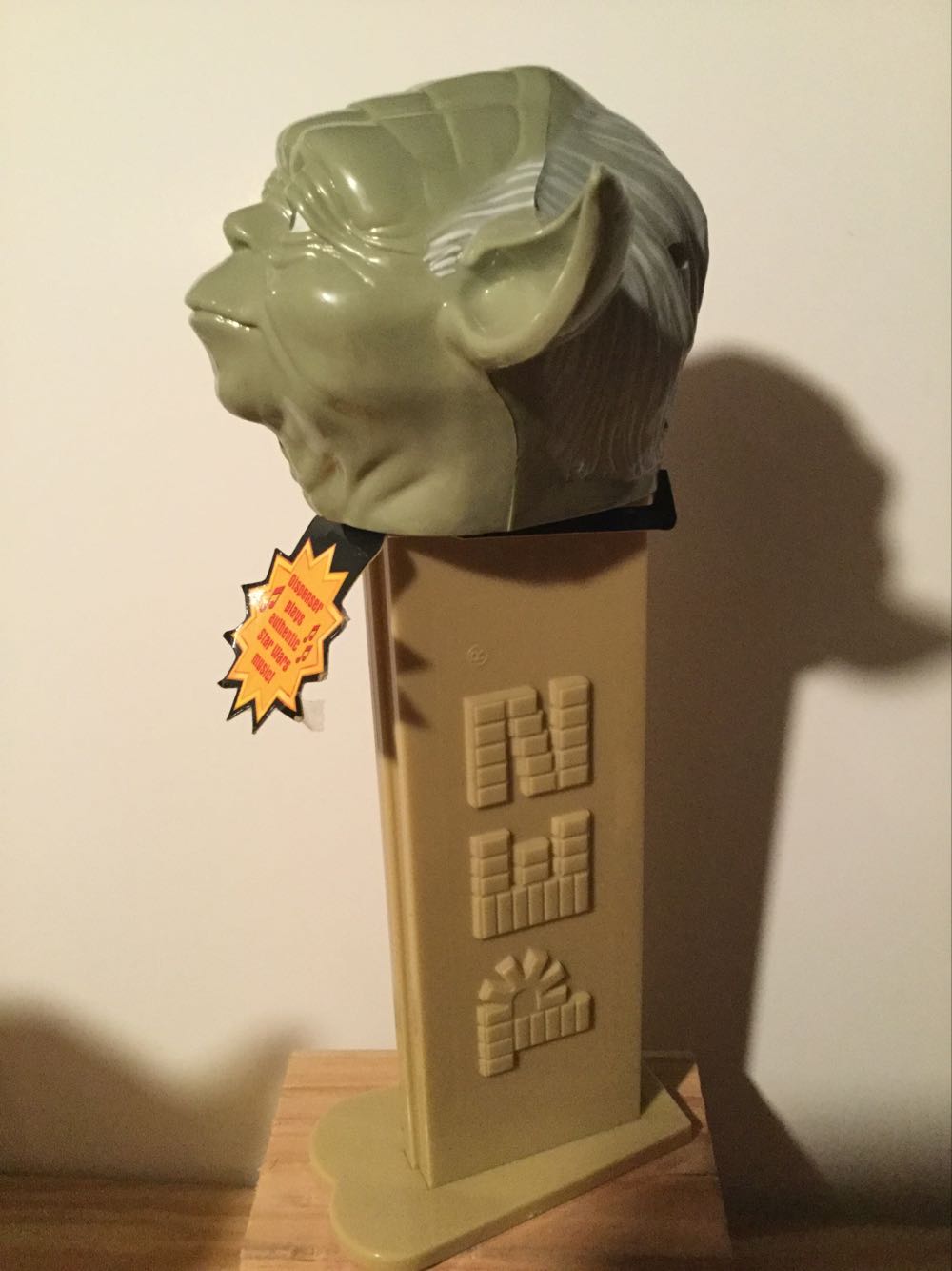 Giant Star Wars Yoda - Giant Pez pez collectible - Main Image 2